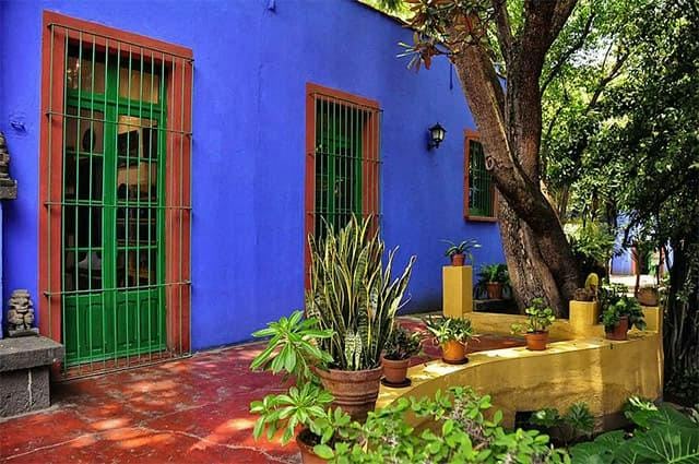 The blue house with green doors and windows of Frida Kahlo